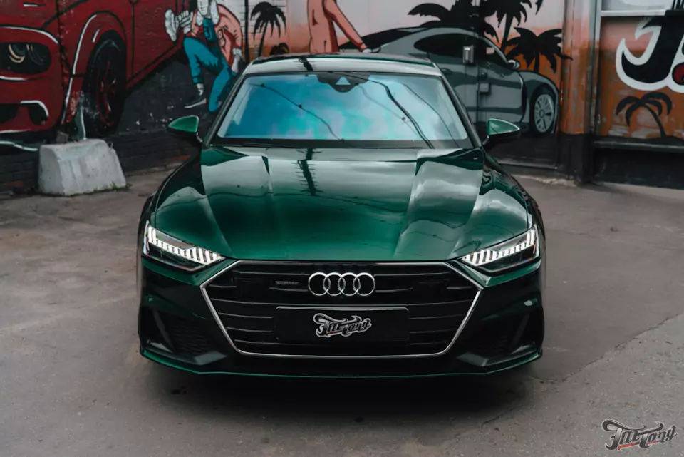 Оклеили Audi A7 изумрудным винилом и защитили полиуретаном, окрасили суппорта с логотипами, провели химчистку и обработали кожу керамикой